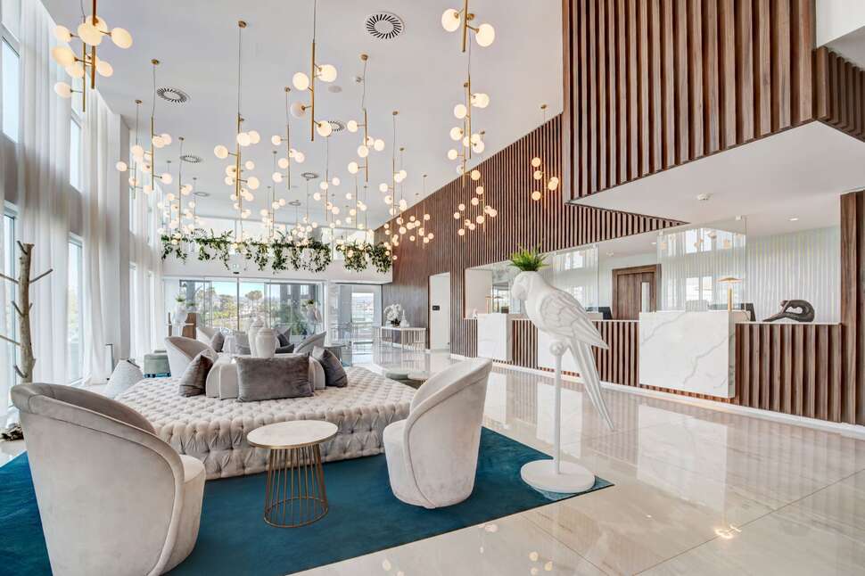 Een foto van het interieur van Nissiblu Beach Resort