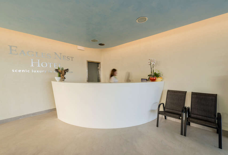 Een foto van het interieur van Eagles Nest Hotel