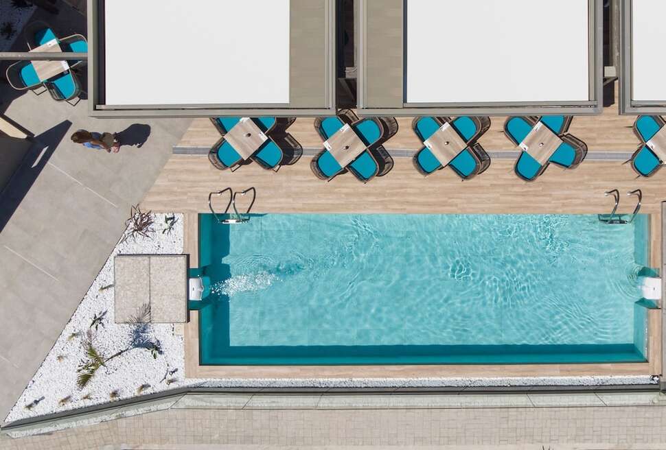 Ein Foto vom Pool im Mare Blue & Suites