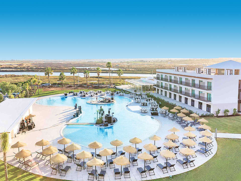 Een foto van het zwembad bij AP Cabanas Beach & Nature