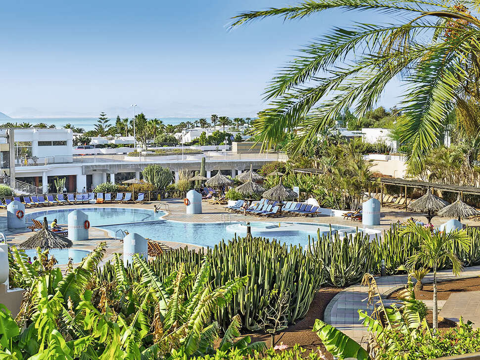 Een foto van het zwembad bij Club Playa Blanca Hotel