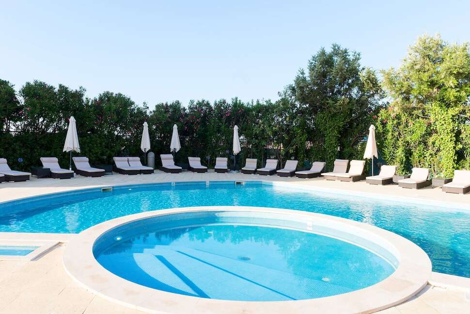 Een foto van het zwembad bij Tryp by Wyndham Lisboa Caparica Mar Hotel