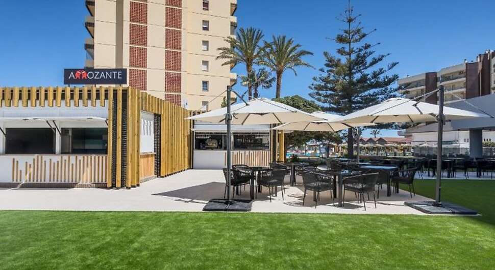 Een foto van het terras bij Occidental Fuengirola