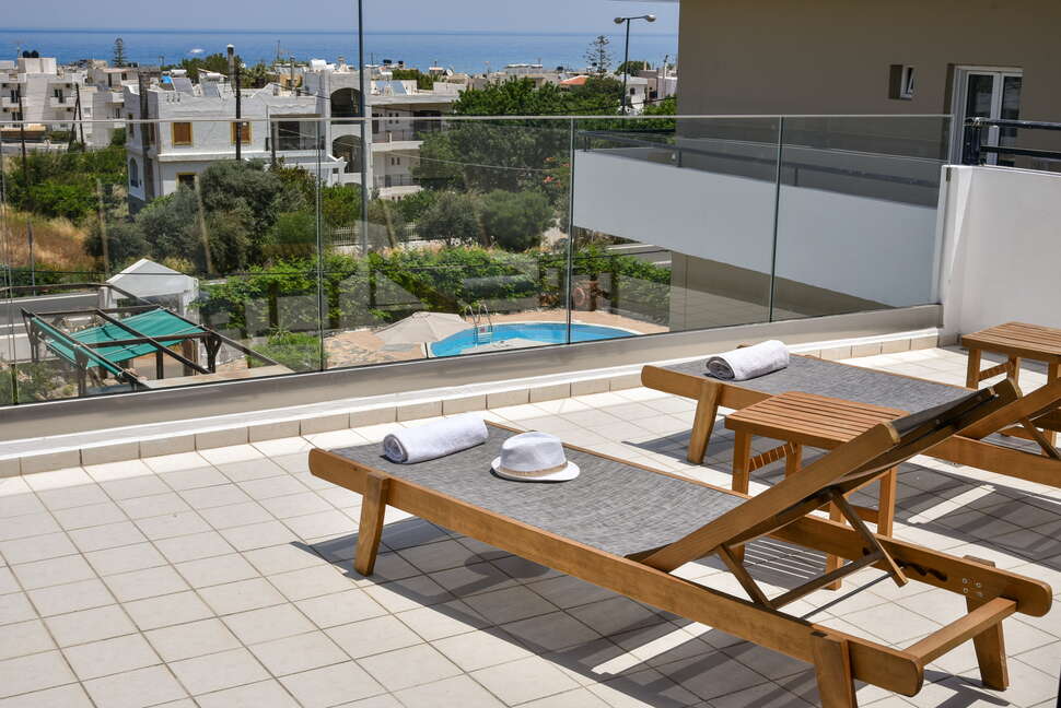 Een foto van het terras bij Iraklis Appartementen