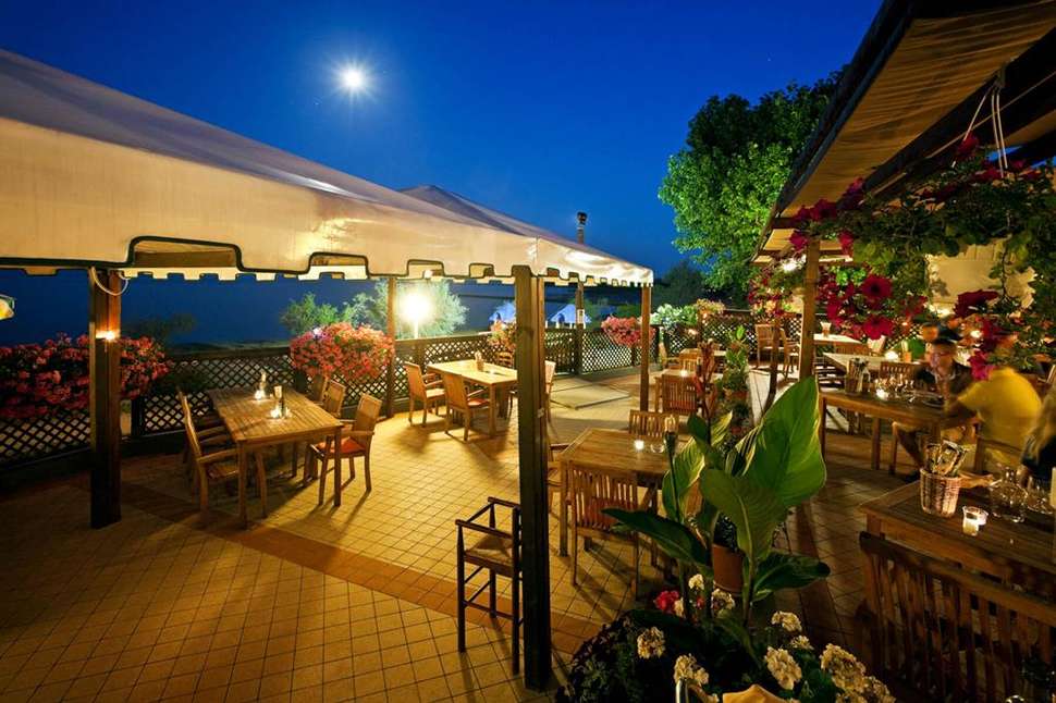 Een foto van het terras bij Club Del Sole Tenuta Primero Grado Family Collection