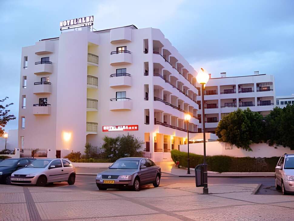 Een foto van de buitenkant van Hotel & Appartementen Alba