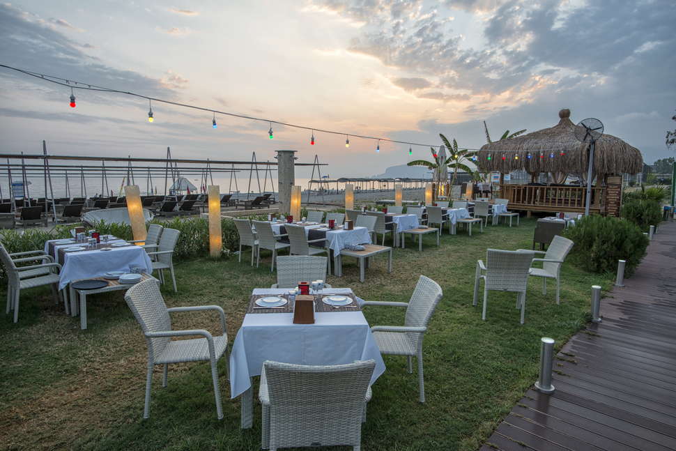 Een foto van het terras bij Hotel Michell & Spa