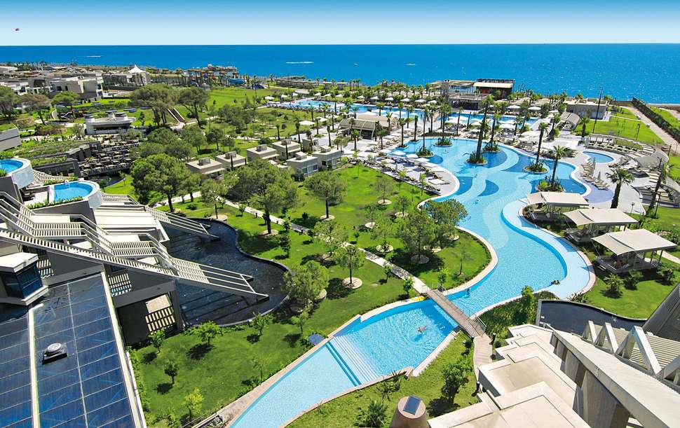 Een foto van het zwembad bij Susesi Luxury Resort