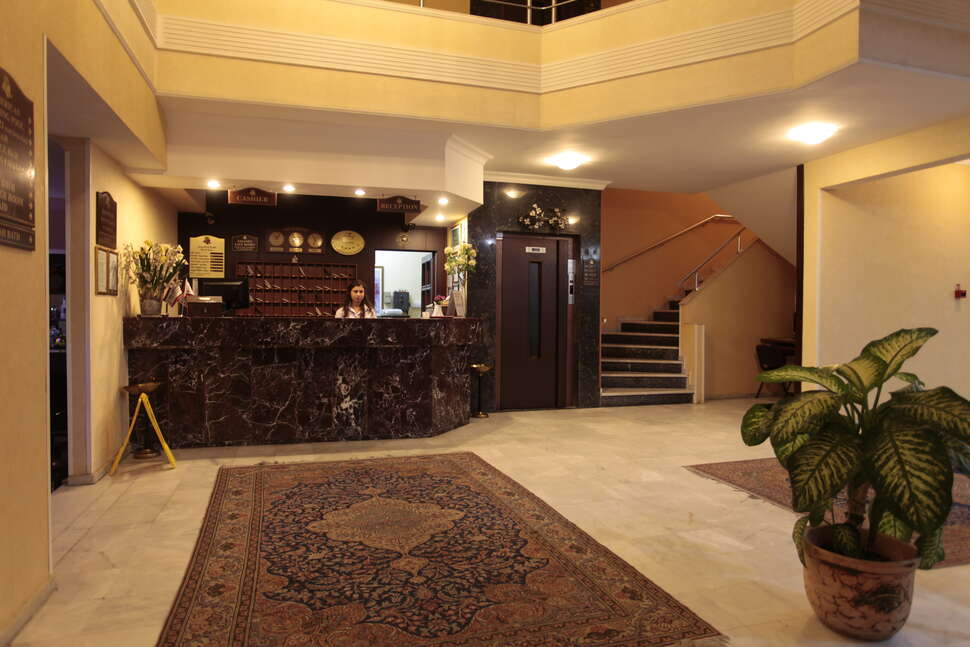 Een foto van het interieur van Palm Hotel