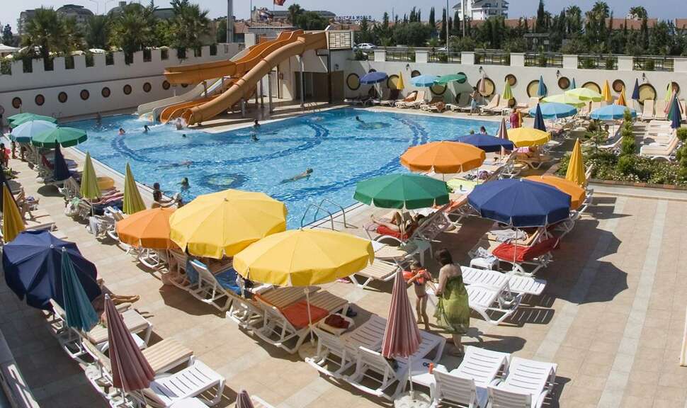 Een foto van het zwembad bij Arabella World Hotel
