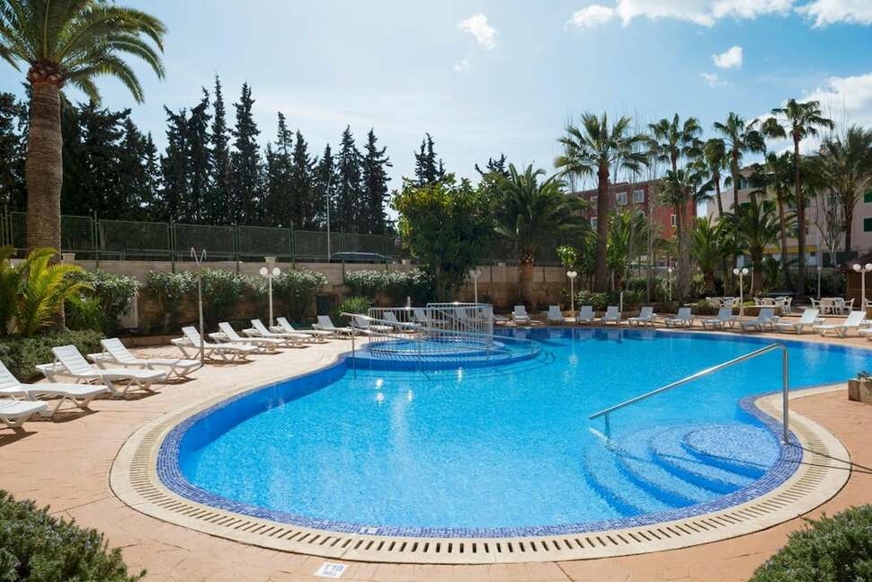 Een foto van het zwembad bij Tangerine by Honne Hotels