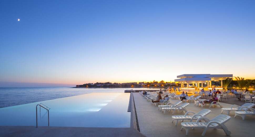 Ein Foto vom Pool im Aminess Vival Maestral Hotel