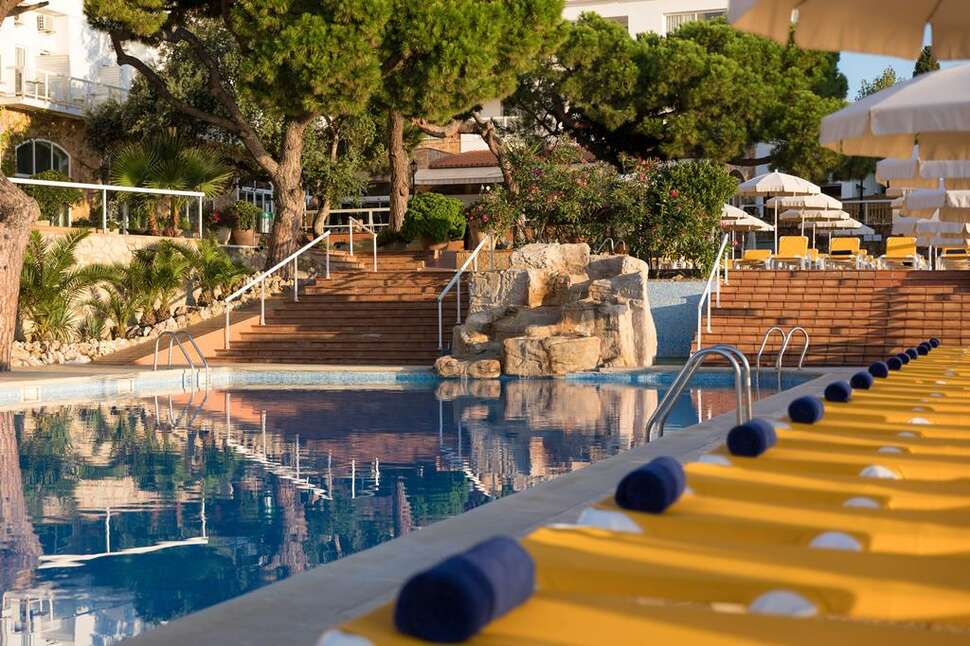Een foto van het zwembad bij H-Top Caleta Palace