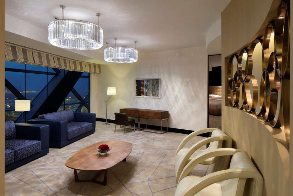 Een foto van het interieur van Andaz Capital Gate by Hyatt