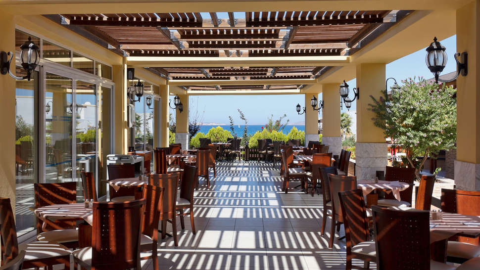 Een foto van het terras bij Gaia Royal Hotel