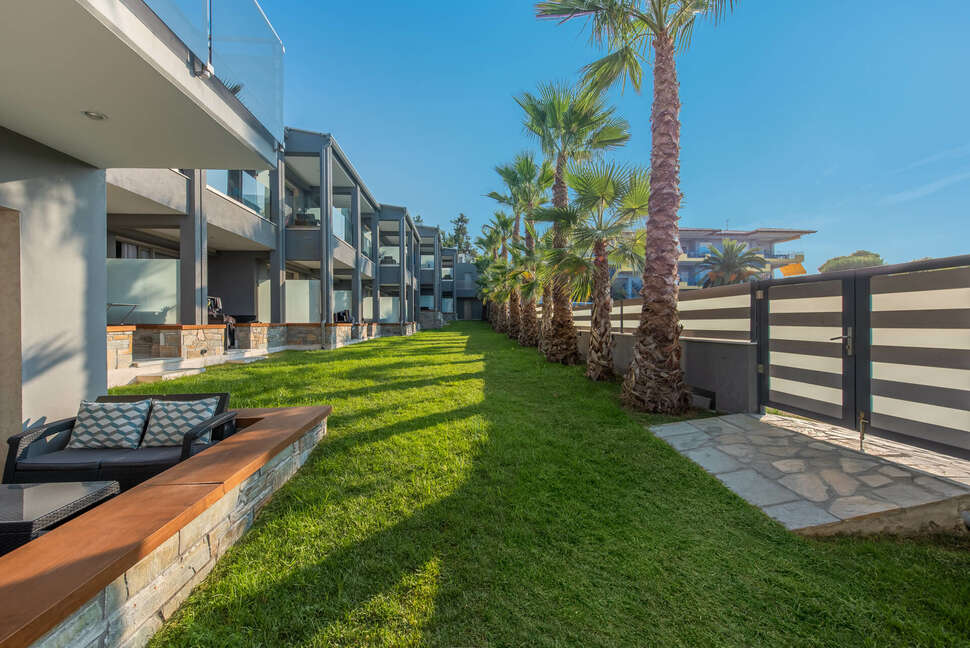 Een foto van de buitenkant van Dionysos Hotel & Studios
