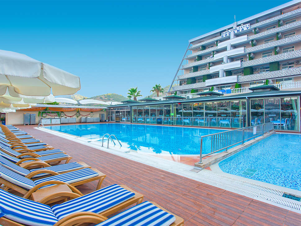 Een foto van het zwembad bij Doganay Beach Club