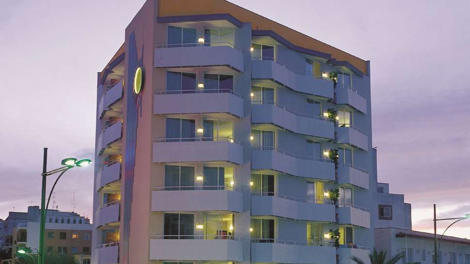 Een foto van de buitenkant van Appartementen Lloret Sun