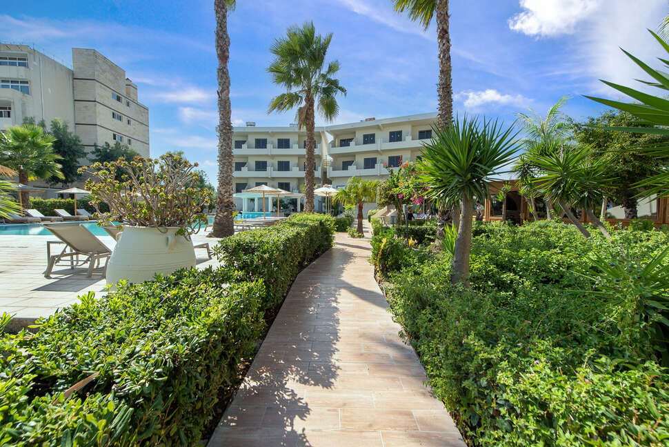 Een foto van de buitenkant van Ixia Dream Beachfront Hotel