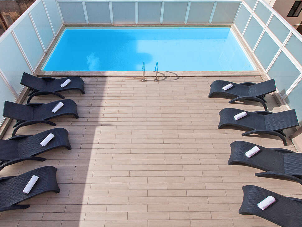 Een foto van het zwembad bij St Blubay Appartementen