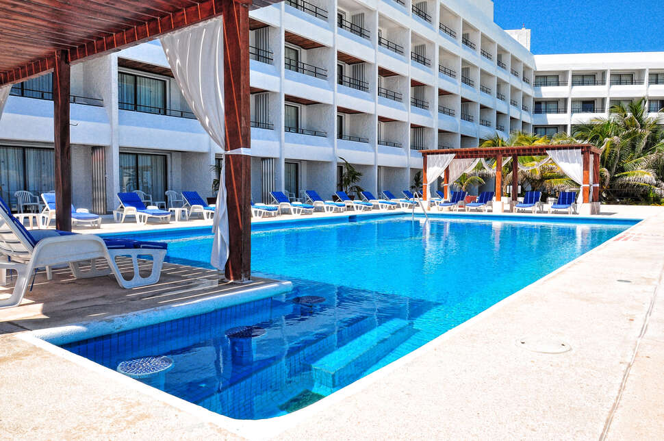Een foto van het zwembad bij Flamingo Cancun Resort