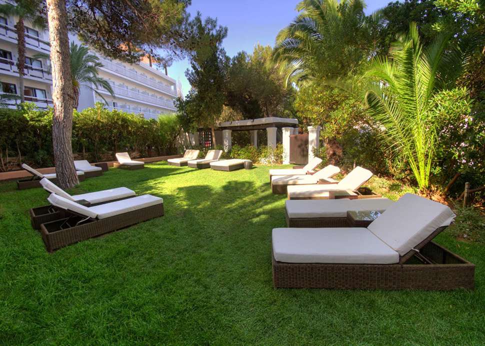 Een foto van het terras bij azuLine Hotel Bergantin