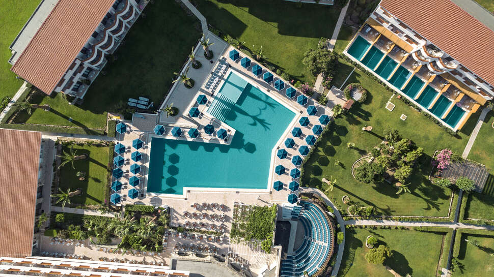 Een foto van het zwembad bij Mitsis Ramira Beach Hotel