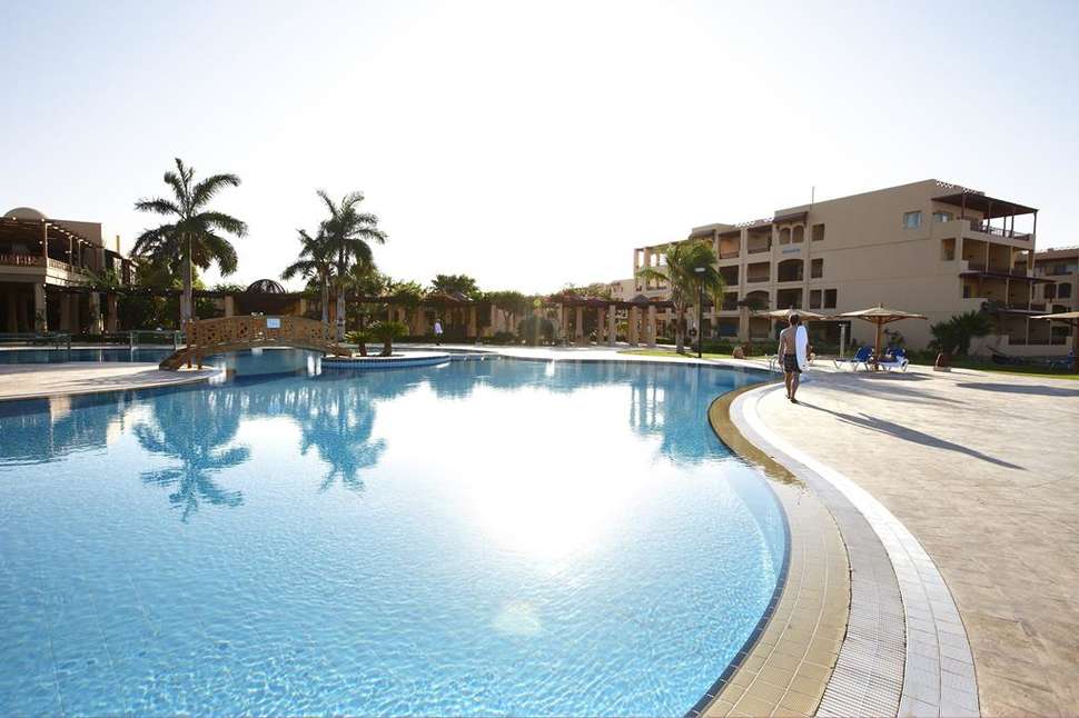 Een foto van het zwembad bij Robinson Club Soma Bay