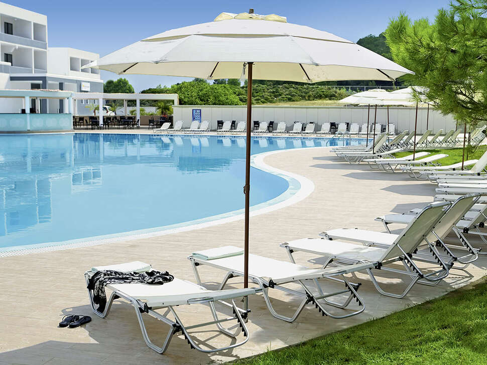 Een foto van het zwembad bij Evita Resort