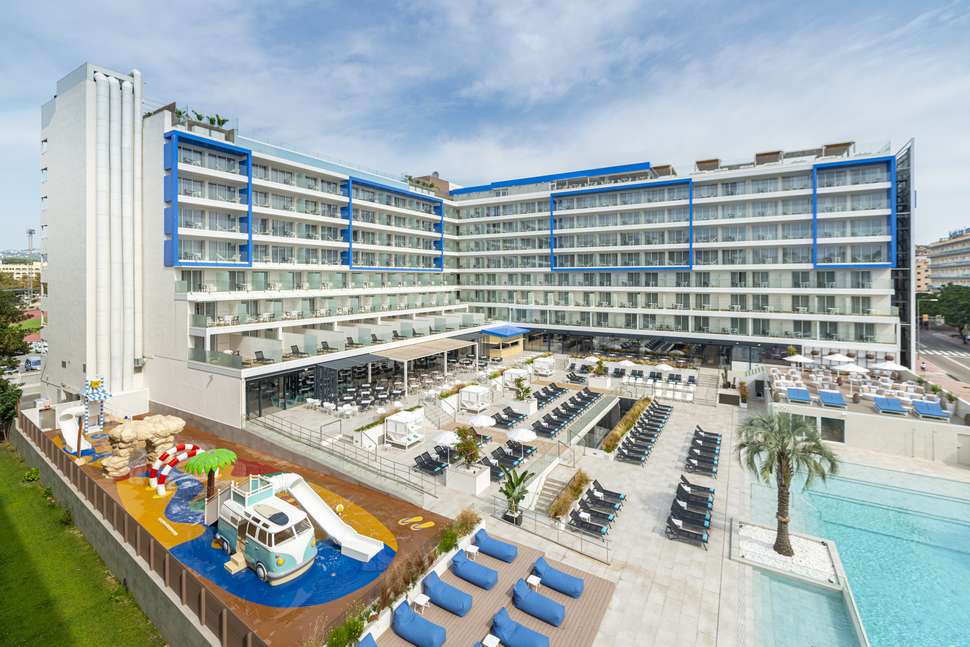 Een foto van de buitenkant van L'Azure Hotel