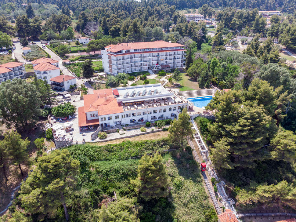 Een foto van de buitenkant van Alexander The Great Beach Hotel