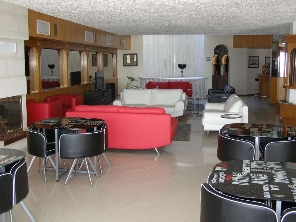 Een foto van het interieur van Algar Appartementen