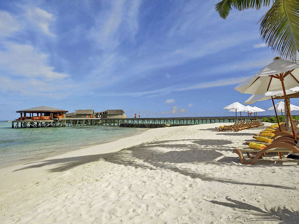 Een foto van het strand bij Centara Ras Fushi Resort & Spa Maldives