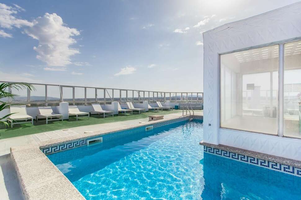Een foto van het zwembad bij Blue Sea Arenal Tower