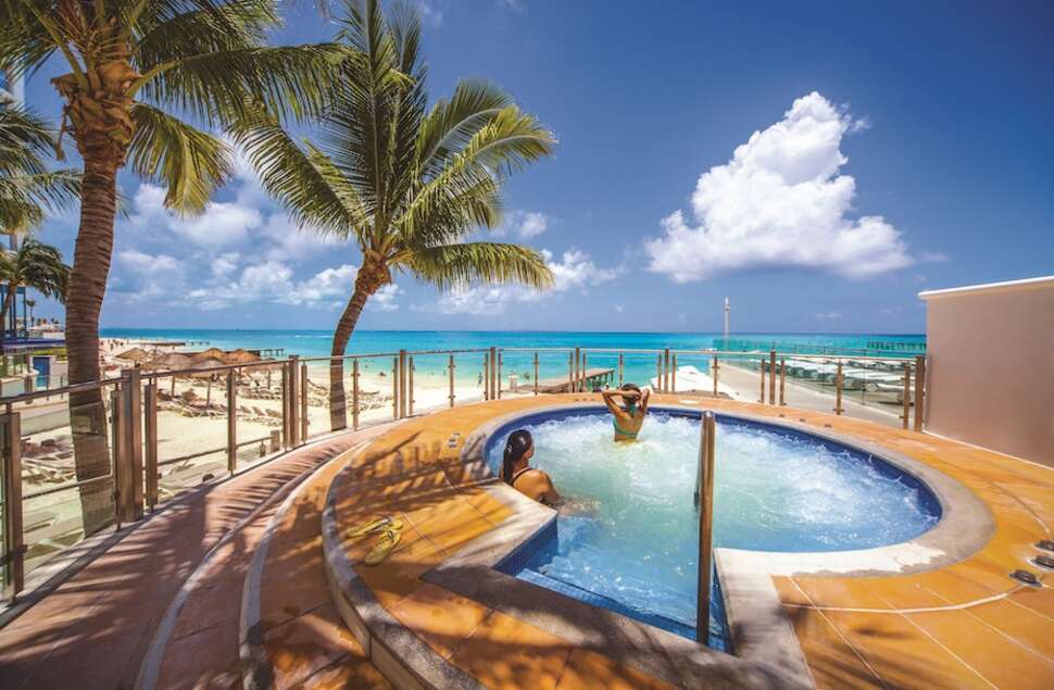 Een foto van het zwembad bij Riu Cancun