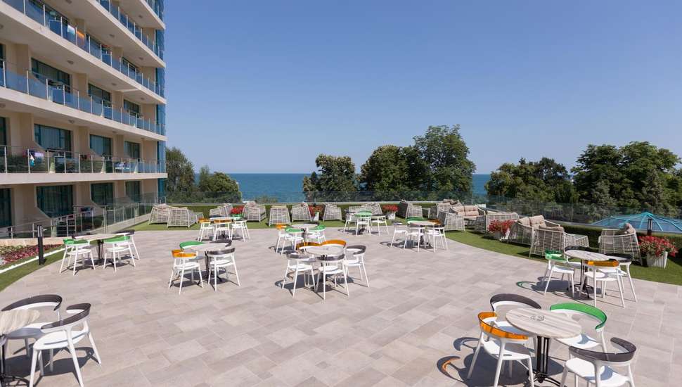 Een foto van het terras bij Marina Grand Beach Hotel