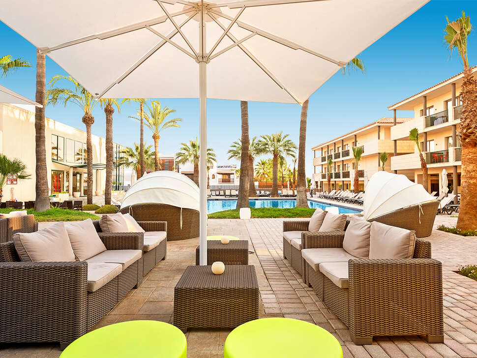 Een foto van het terras bij Occidental Ibiza