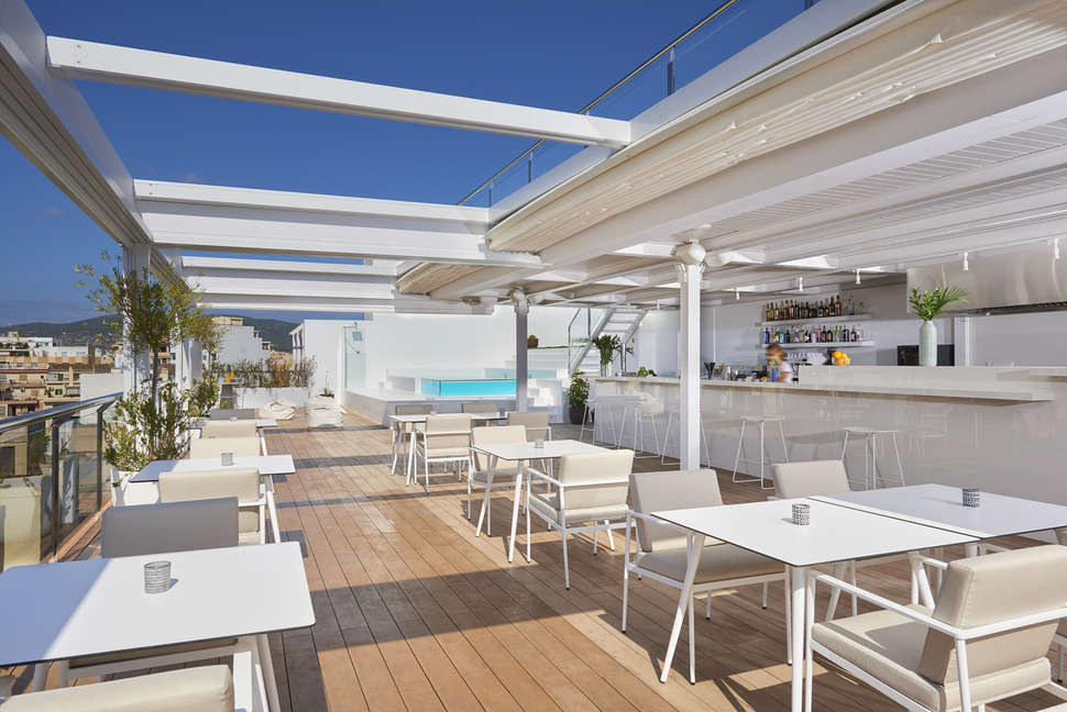 Een foto van het terras bij Innside by Melia Palma Center