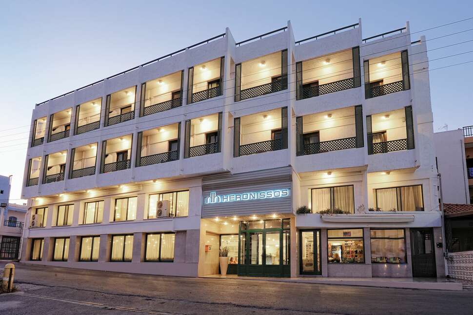 Een foto van de buitenkant van Heronissos Hotel