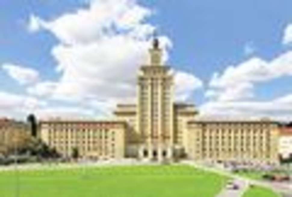 Een foto van de buitenkant van Grand Hotel International Prague