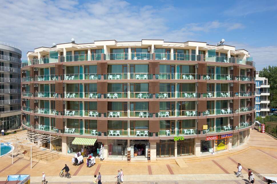 Een foto van de buitenkant van Seabreeze Hotel