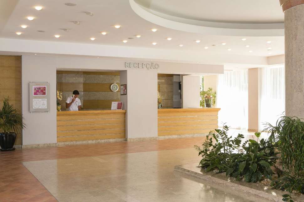 Een foto van het interieur van The Patio Suite Hotel