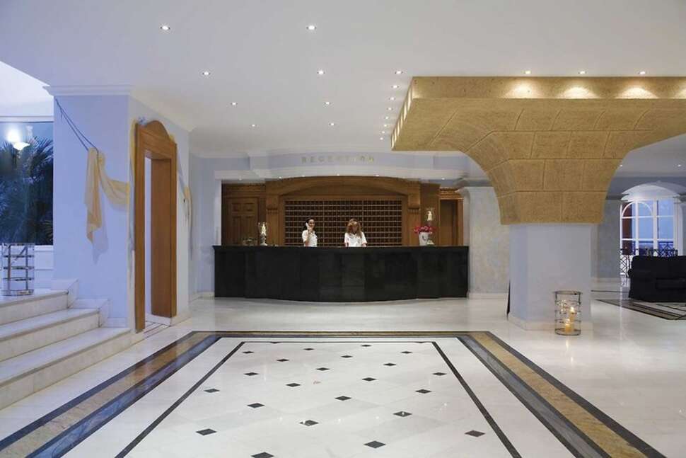 Een foto van het interieur van Mitsis Summer Palace Beach Hotel