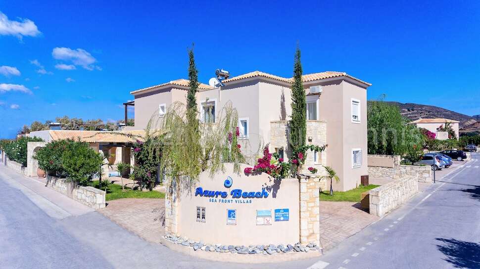 Een foto van de buitenkant van Azure Beach Villas