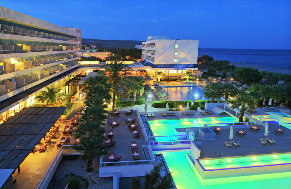 Een foto van het zwembad bij Blue Sea Beach Resort
