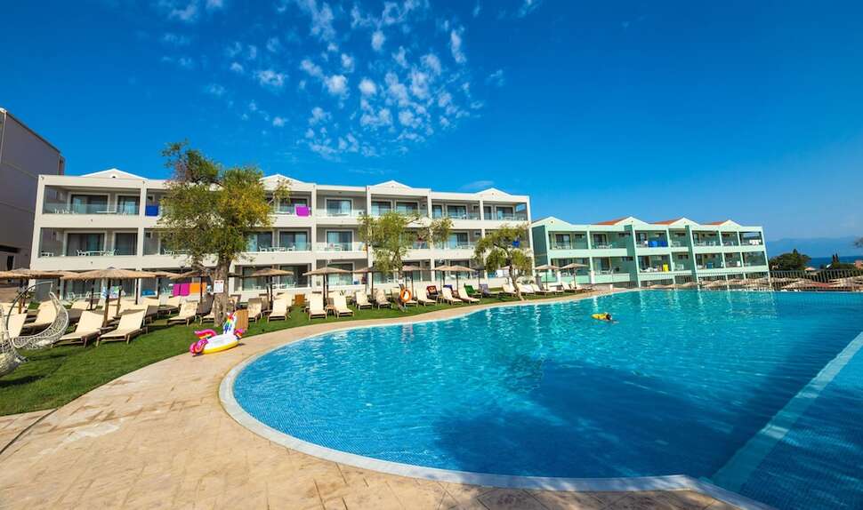 Een foto van het zwembad bij Aparthotel Robolla Beach