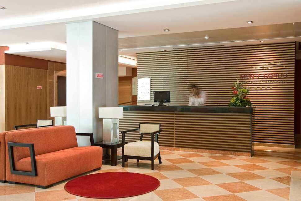 Een foto van het interieur van Monte Gordo Aparthotel & Spa