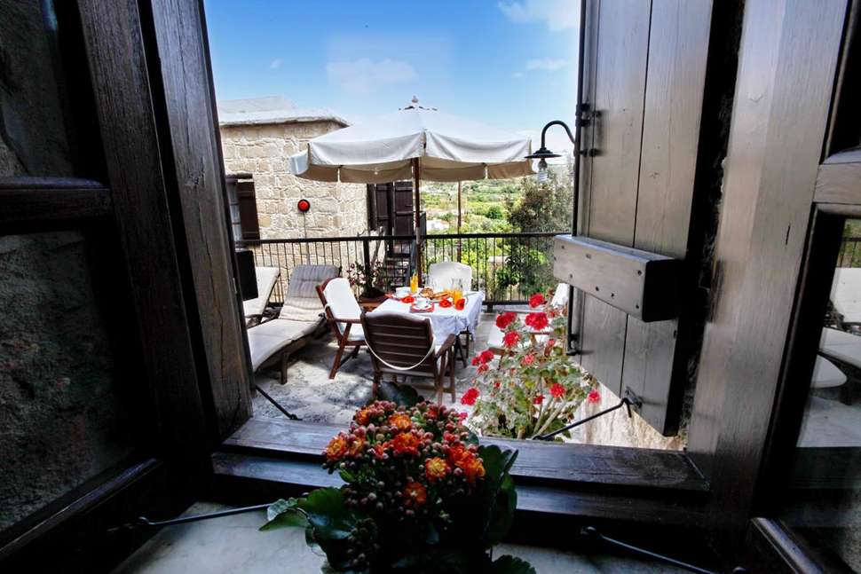 Een foto van het terras bij Leonidas Village Houses