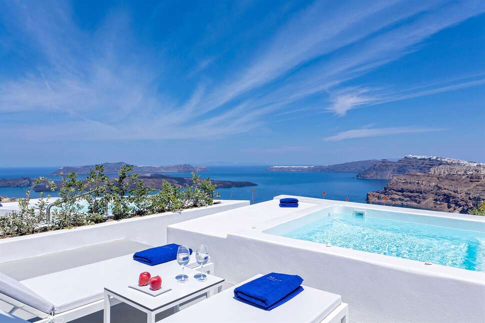 Een foto van het zwembad bij Alti Santorini Suites