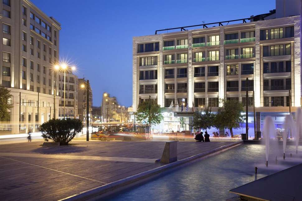 Een foto van de buitenkant van Zeus Essence Wyndham Athens Residence